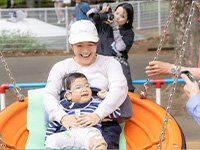 よろこび広がる「あそびばリハ」～府中の森公園にじいろ広場　遊具体験会～