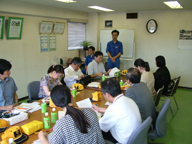 遊具工場見学説明風景