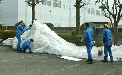 業務の支障になる雪をどけています？